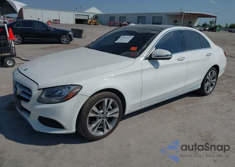 2018 Mercedes-Benz C 300 4Matic z USA, uszkodzony, nr VIN 55SWF4KBXJU236493